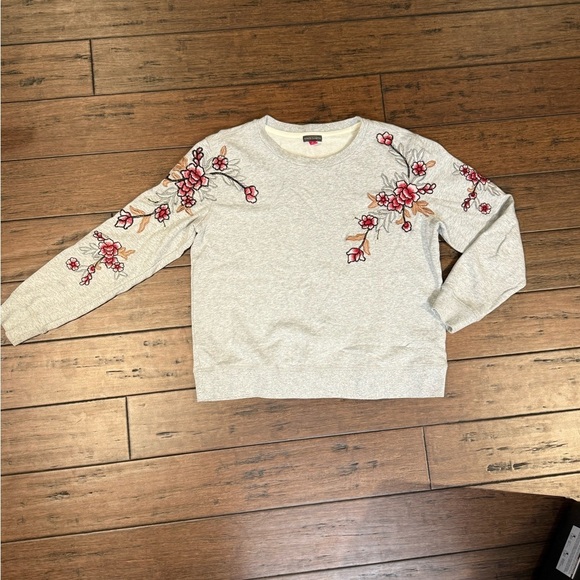 Vince Camuto Gray appliqué flower sweater size Medium - Picture 1 of 8